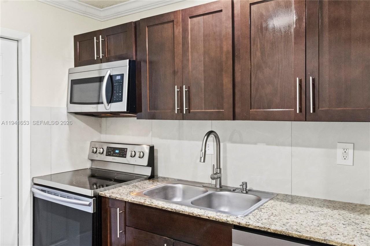 441 Ne 30th St #1-2 - Photo 3 of 33