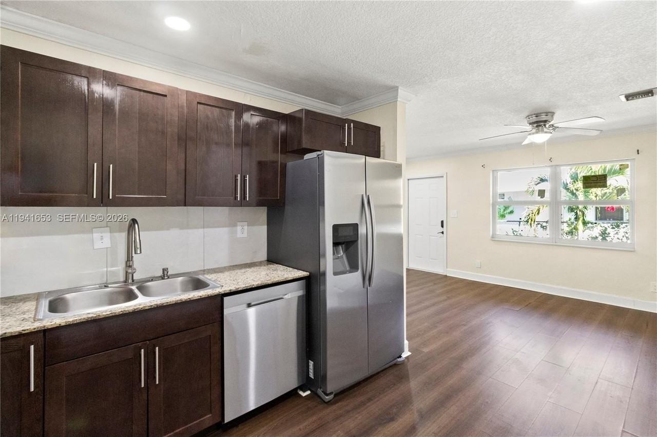 441 Ne 30th St #1-2 - Photo 5 of 33