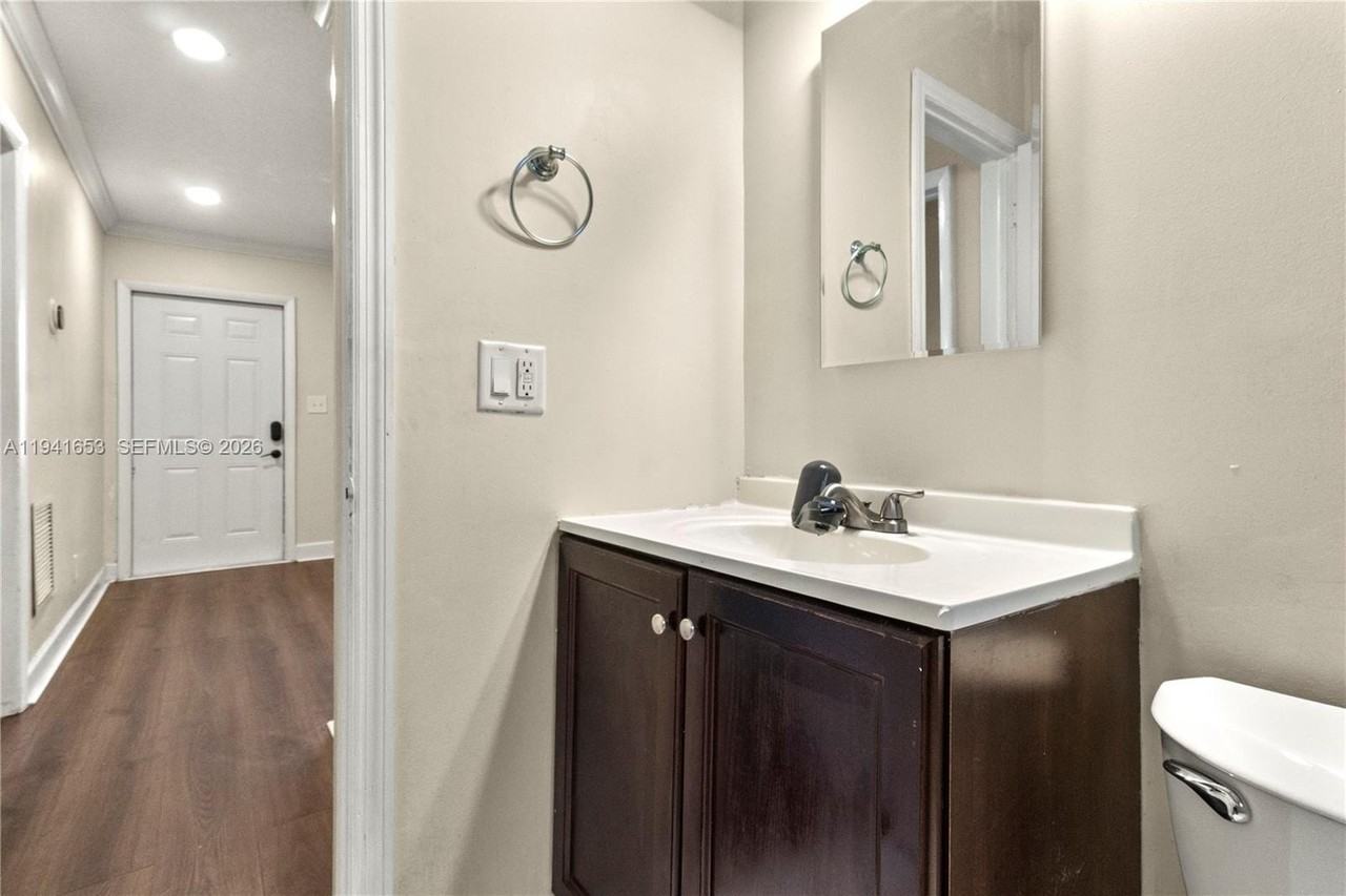 441 Ne 30th St #1-2 - Photo 7 of 33