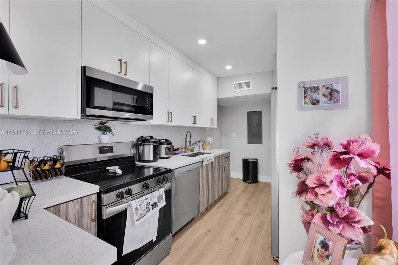 3520 Sw 88th Pl #2 - Photo 5 of 38