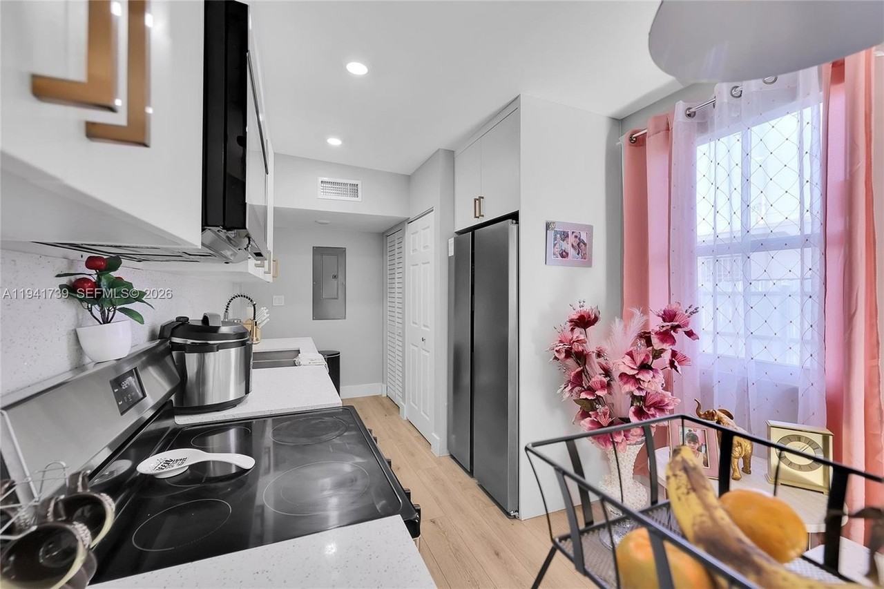 3520 Sw 88th Pl #2 - Photo 6 of 38