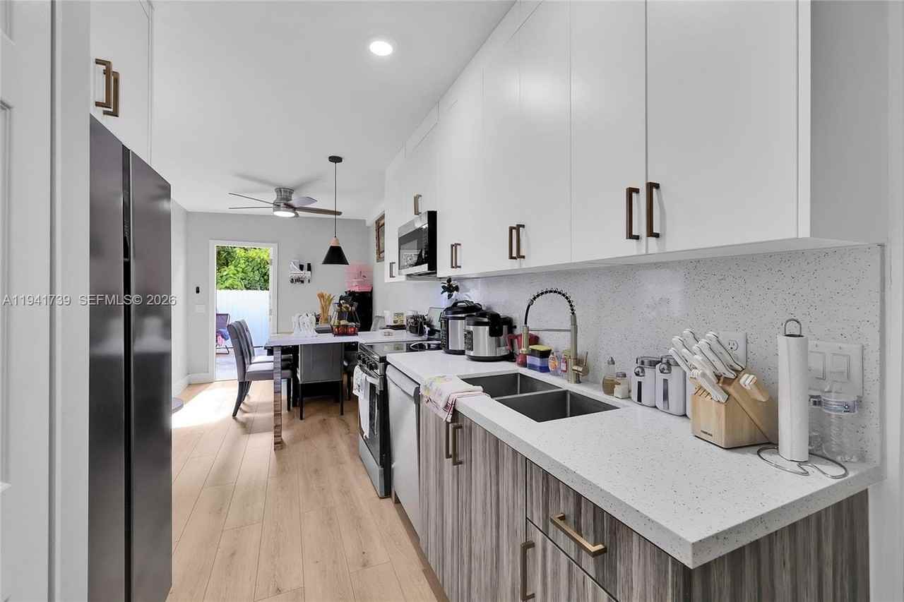 3520 Sw 88th Pl #2 - Photo 7 of 38