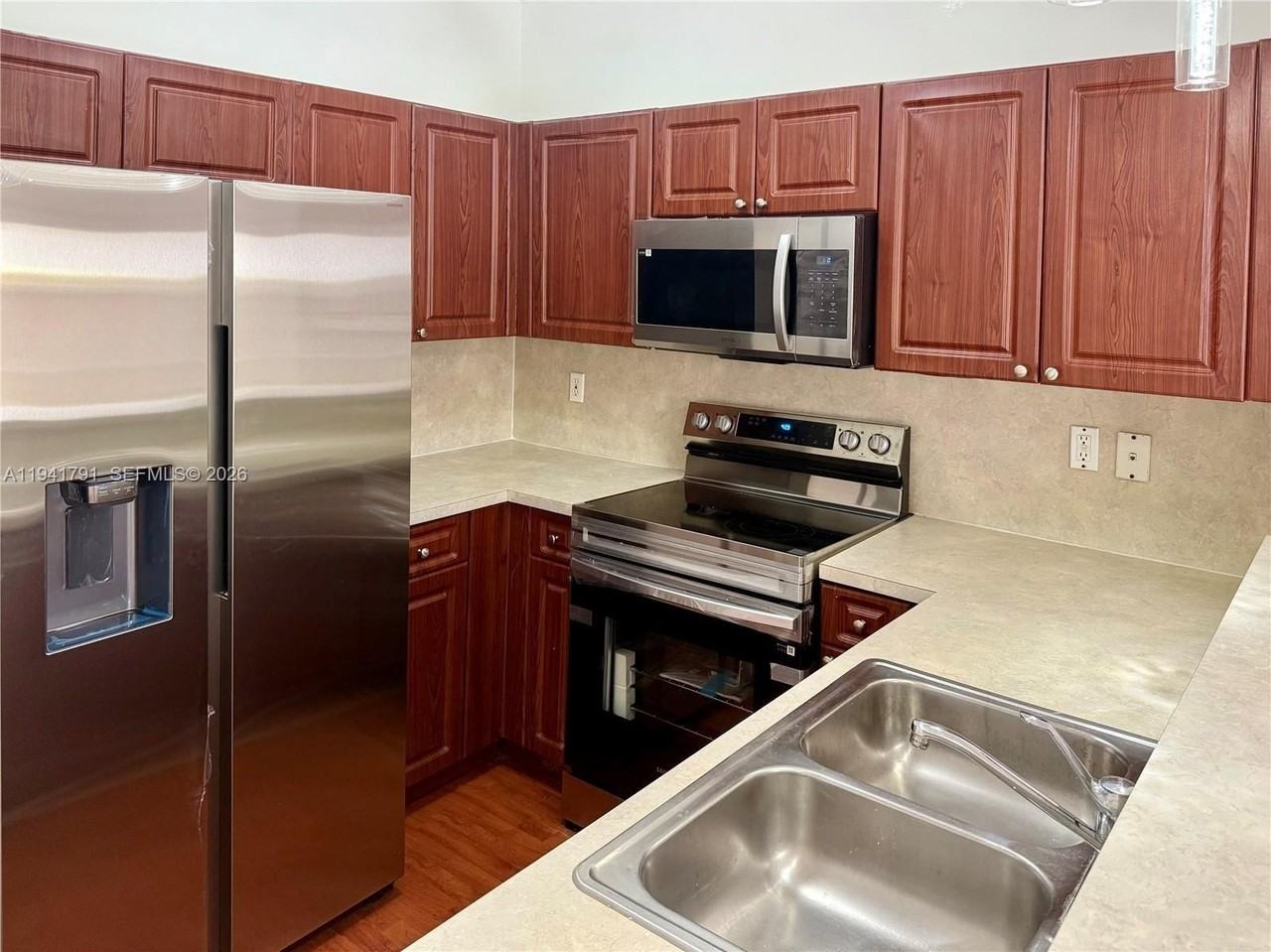 2311 Se 24th Ave #2311 - Photo 3 of 23