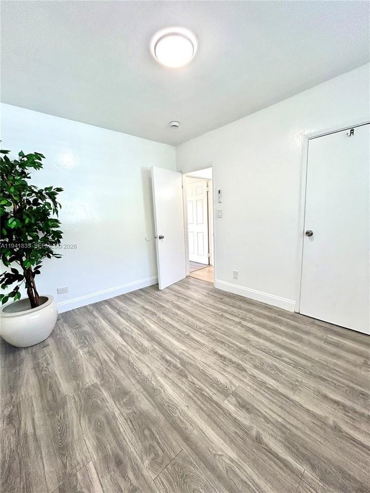 6701 Ne Miami Pl #1 - Photo 6 of 8