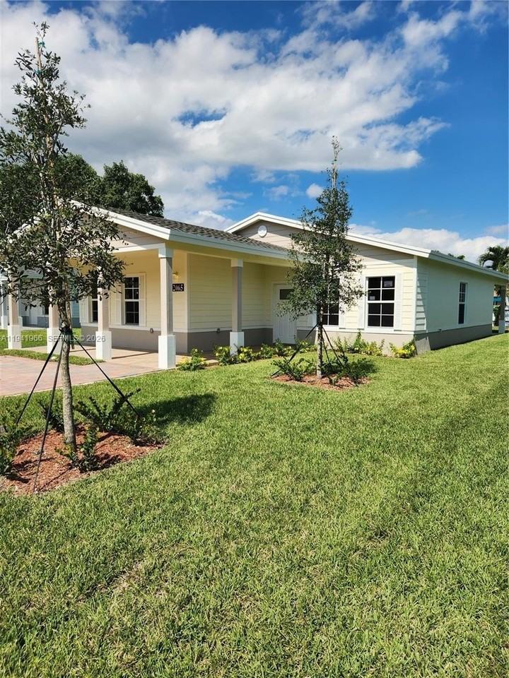 22065 Miami Ave - Photo 4 of 27