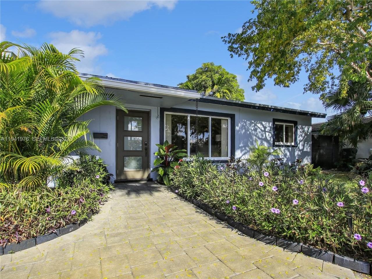 1561 Ne 47th St - Photo 3 of 41