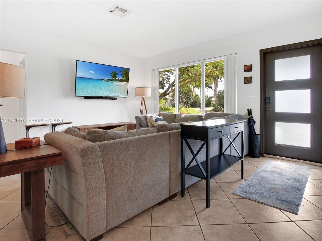 1561 Ne 47th St - Photo 5 of 41