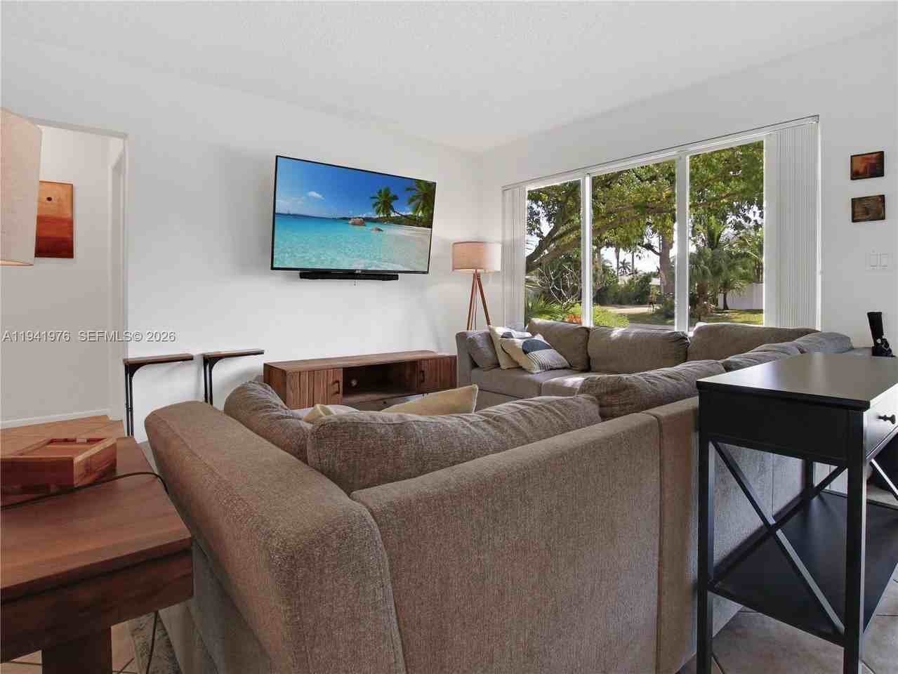 1561 Ne 47th St - Photo 6 of 41