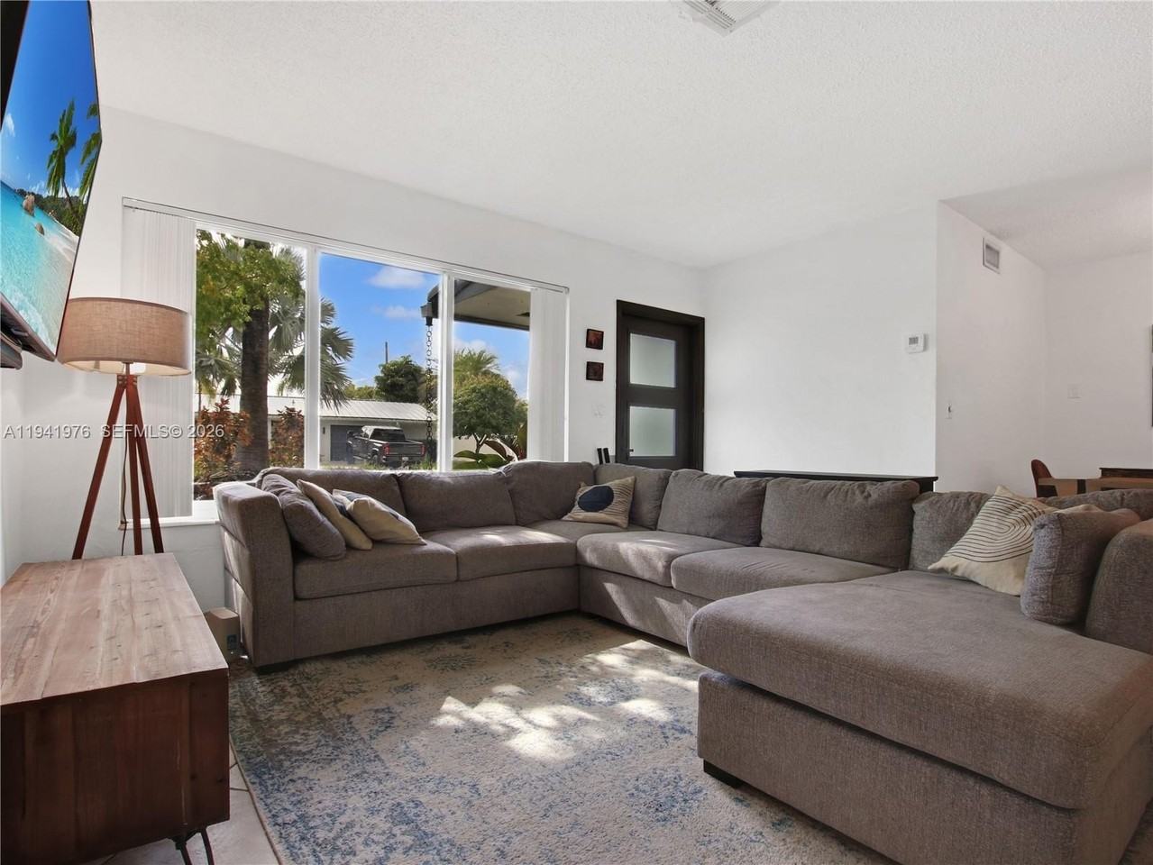 1561 Ne 47th St - Photo 7 of 41