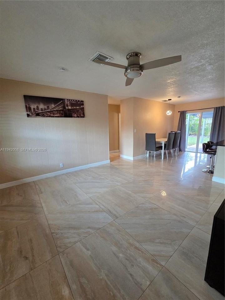 6270 Nw 14th St - Photo 4 of 19