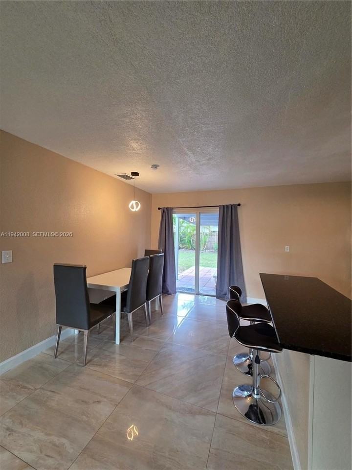 6270 Nw 14th St - Photo 5 of 19