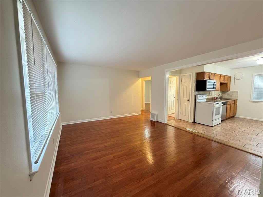 854 Loekes Dr - Photo 3 of 12