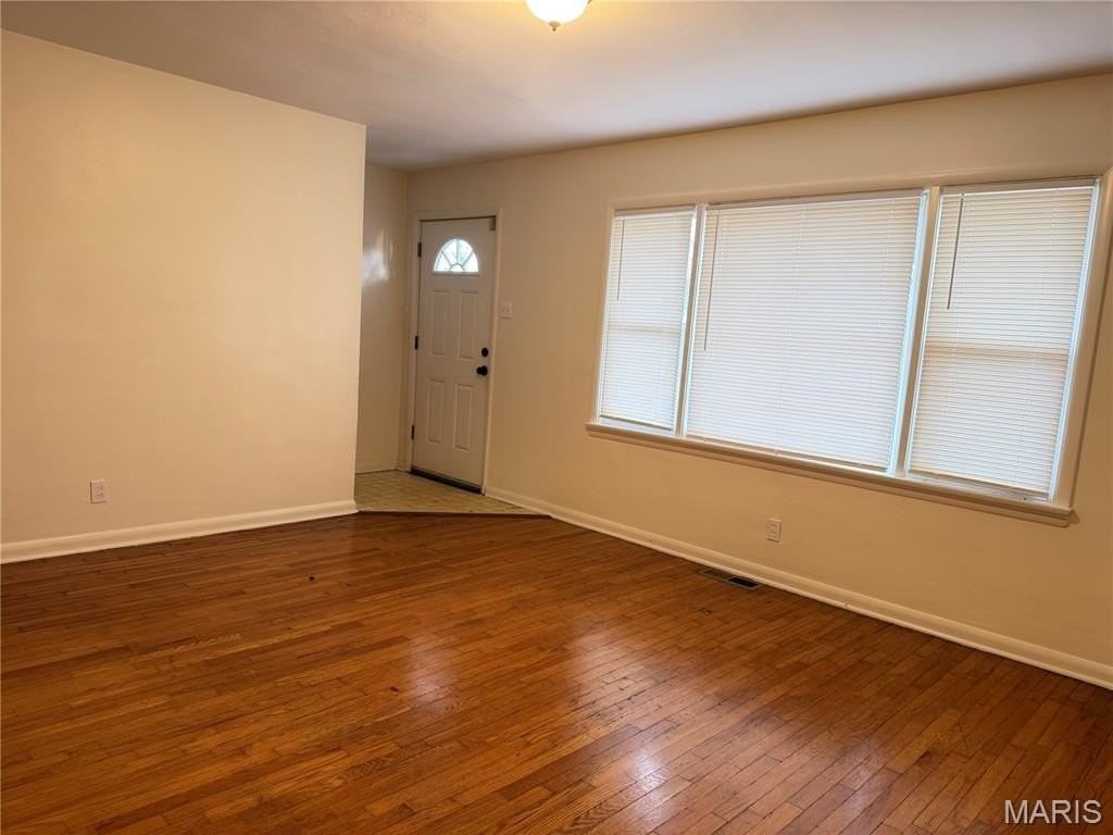 1060 Loekes Dr - Photo 2 of 11