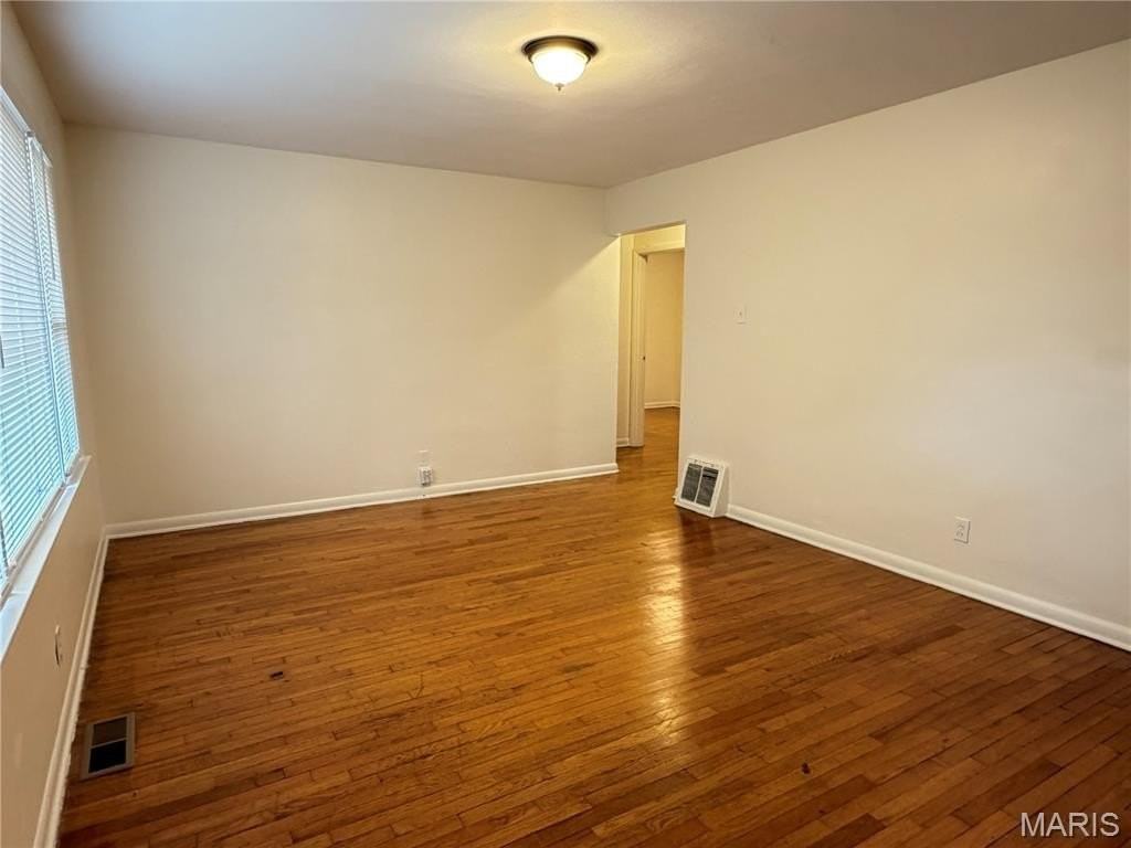 1060 Loekes Dr - Photo 3 of 11