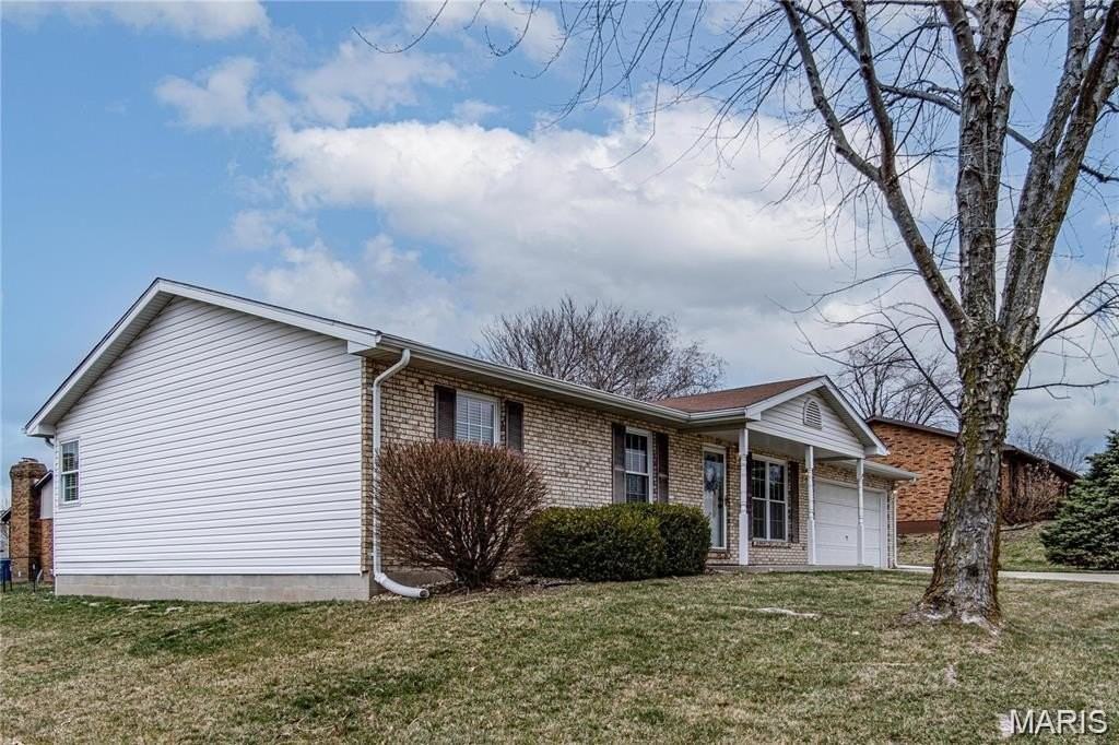 19 Christine Dr - Photo 3 of 35