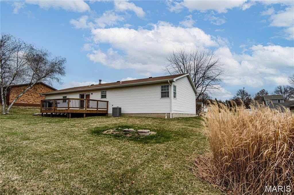 19 Christine Dr - Photo 4 of 35