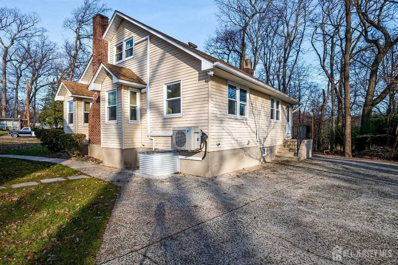 92 Coleman St - Photo 4 of 32