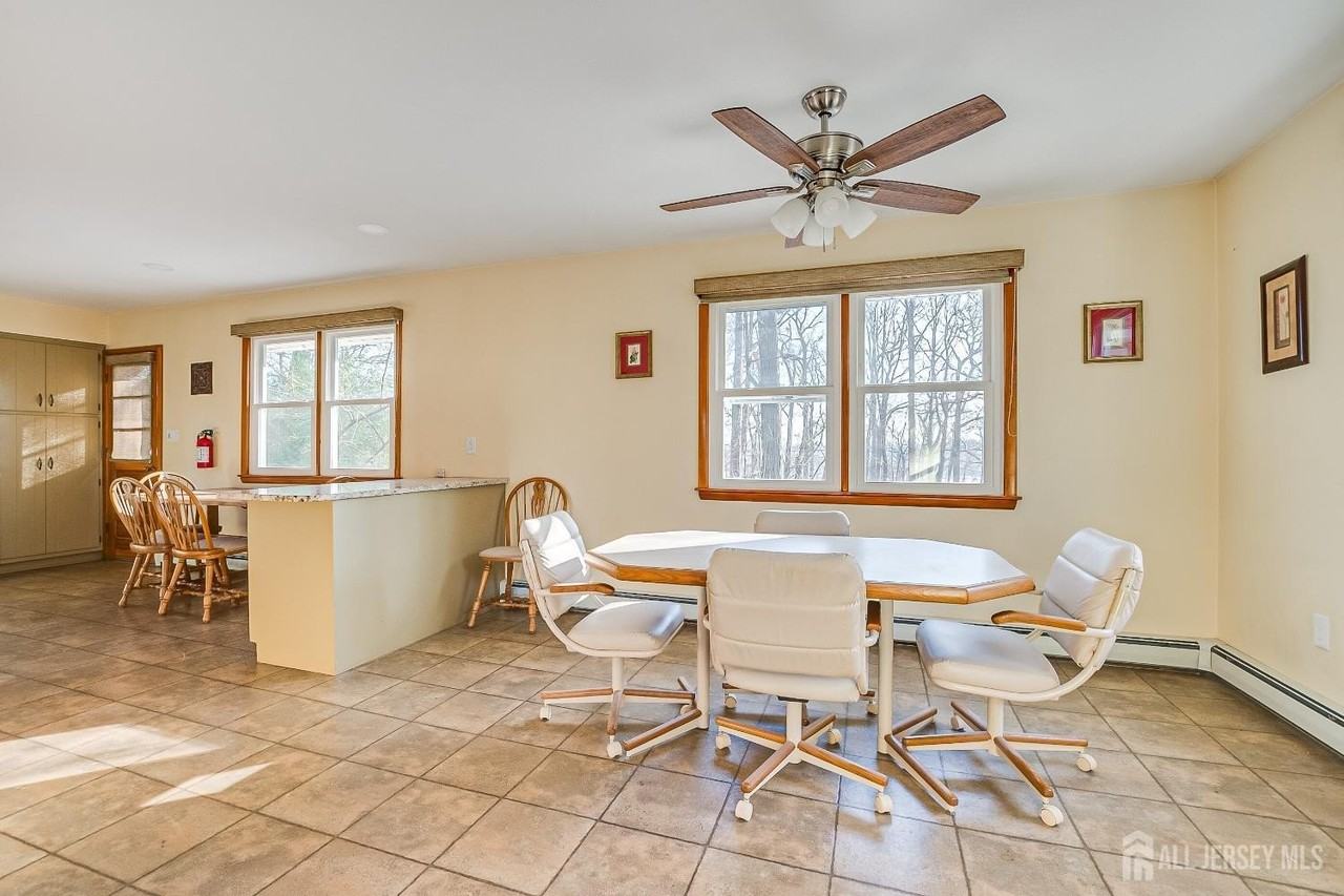 92 Coleman St - Photo 7 of 32