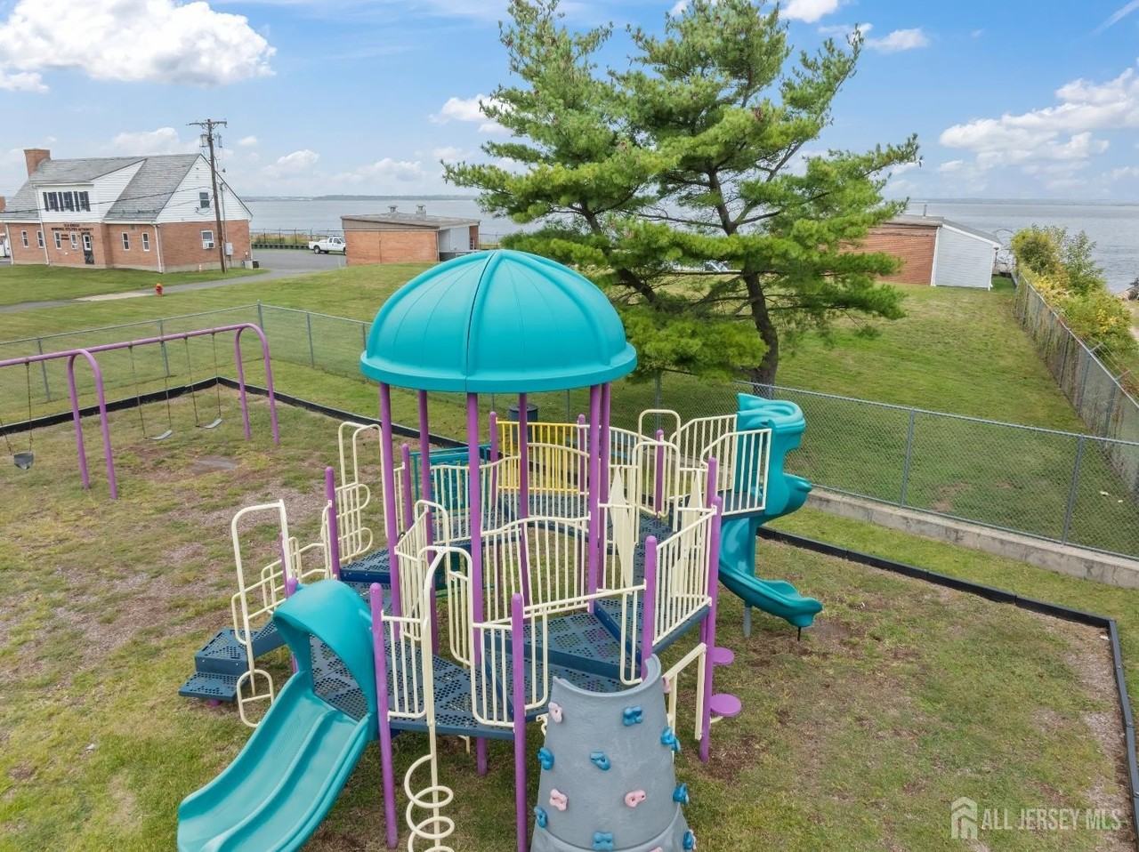 106 Boulevard W - Photo 4 of 34