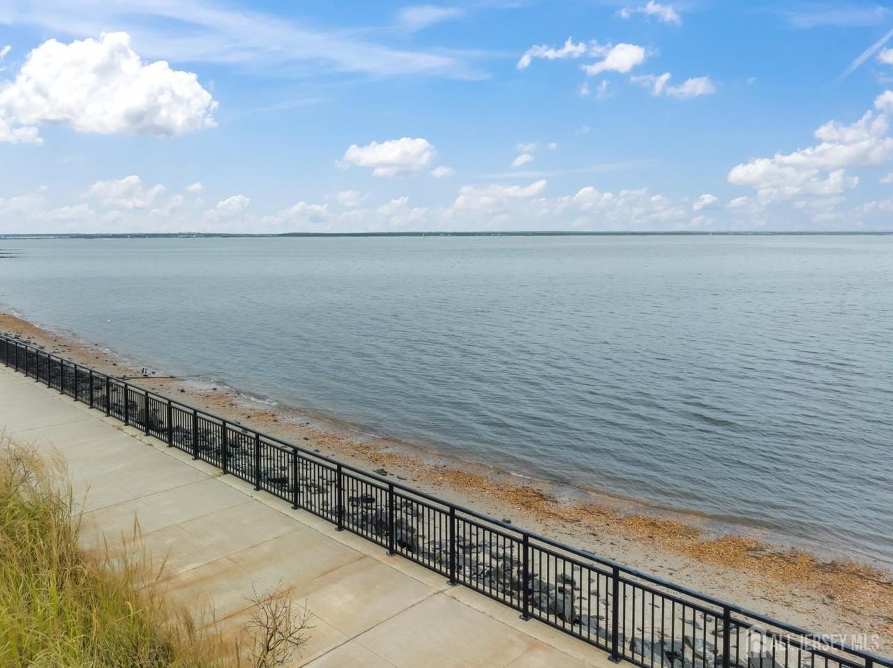 106 Boulevard W - Photo 5 of 34