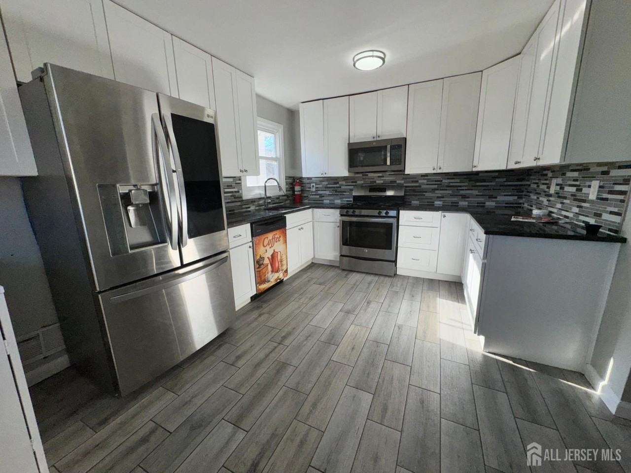 1108 Frank St - Photo 4 of 33