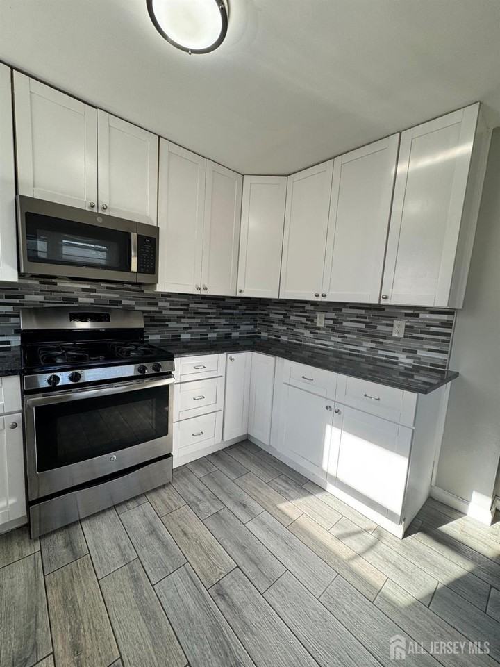 1108 Frank St - Photo 5 of 33