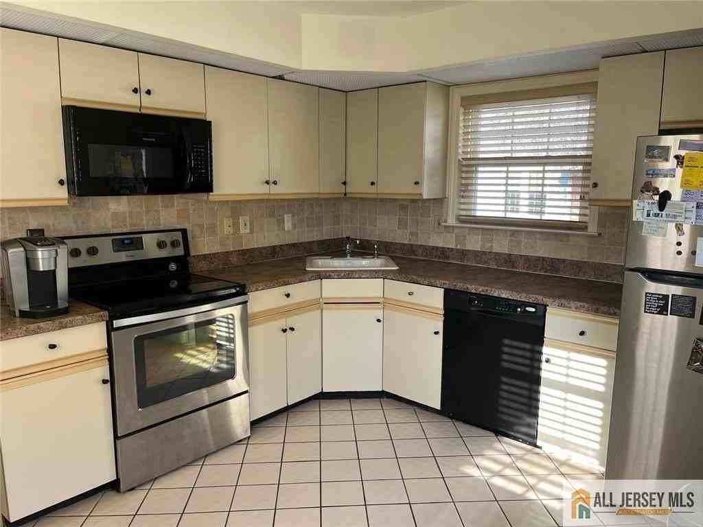 27 Benjamin Franklin Dr #C - Photo 5 of 18