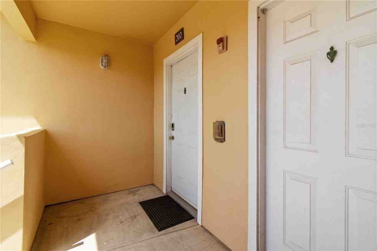 1020 Villagio Cir #202 - Photo 4 of 33