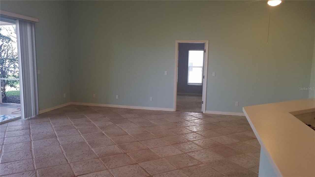 5271 Highbury Cir - Photo 3 of 18