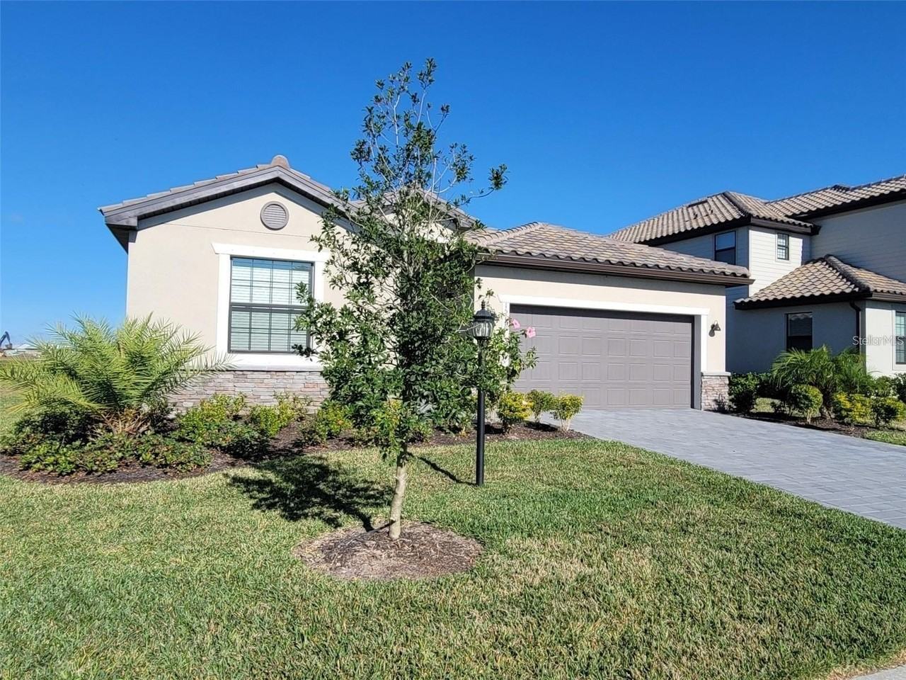 15719 Islandwalk Ave - Photo 2 of 7