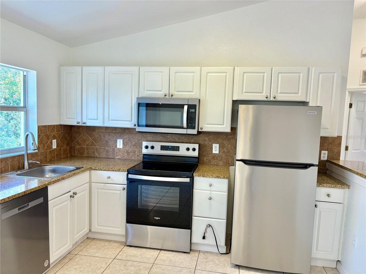 225 Santa Fe St - Photo 4 of 26