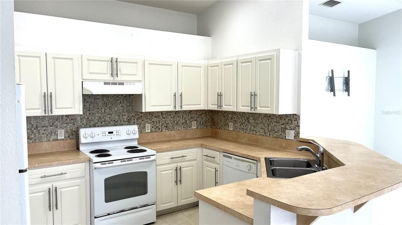 1310 E Myrtle St - Photo 3 of 14