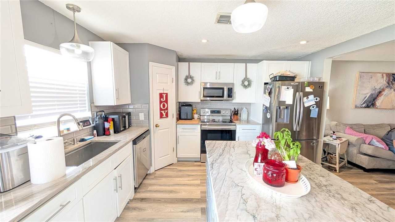 106 Royalty Cir - Photo 2 of 21