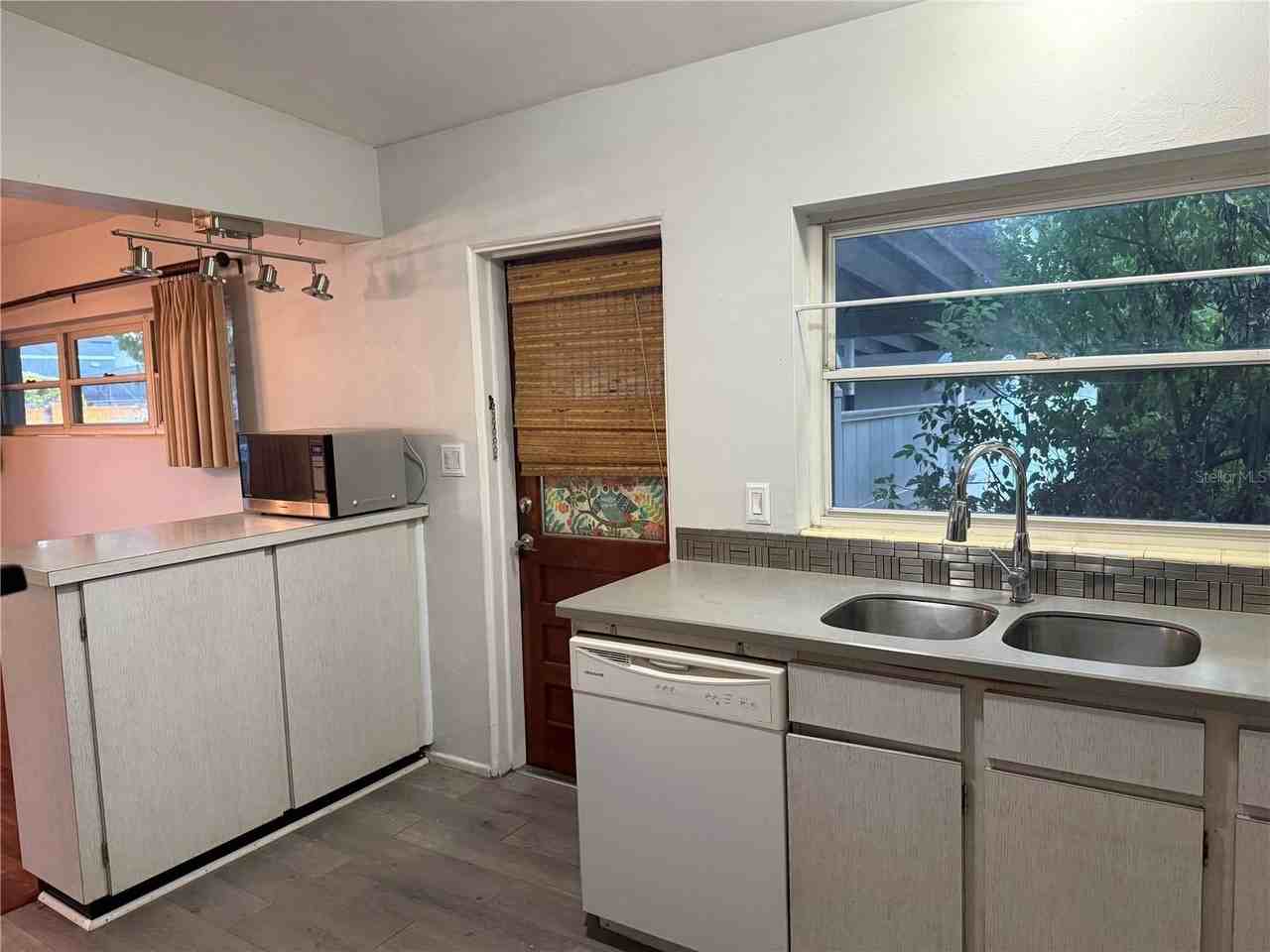 2428 Pershing Ave - Photo 6 of 19