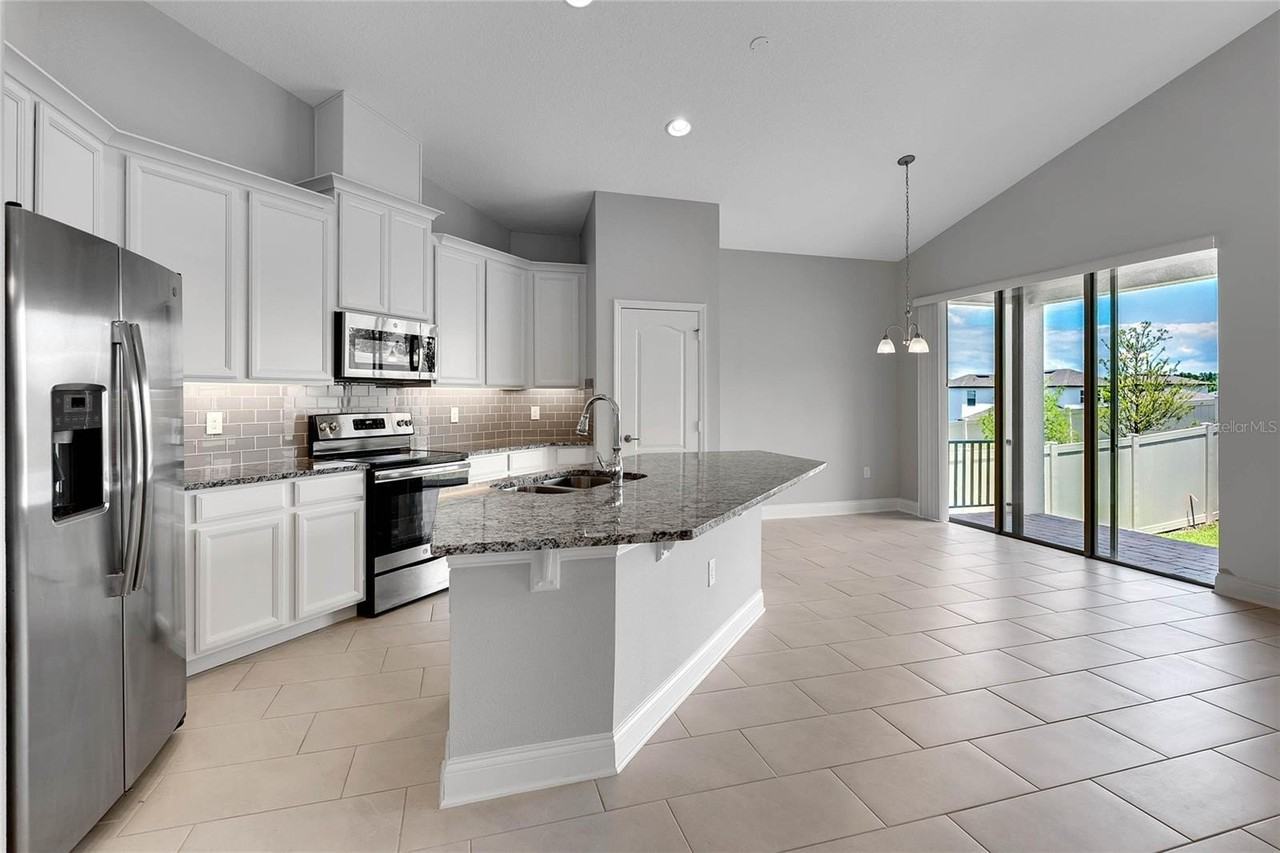 17014 Crestmont Blvd - Photo 2 of 25