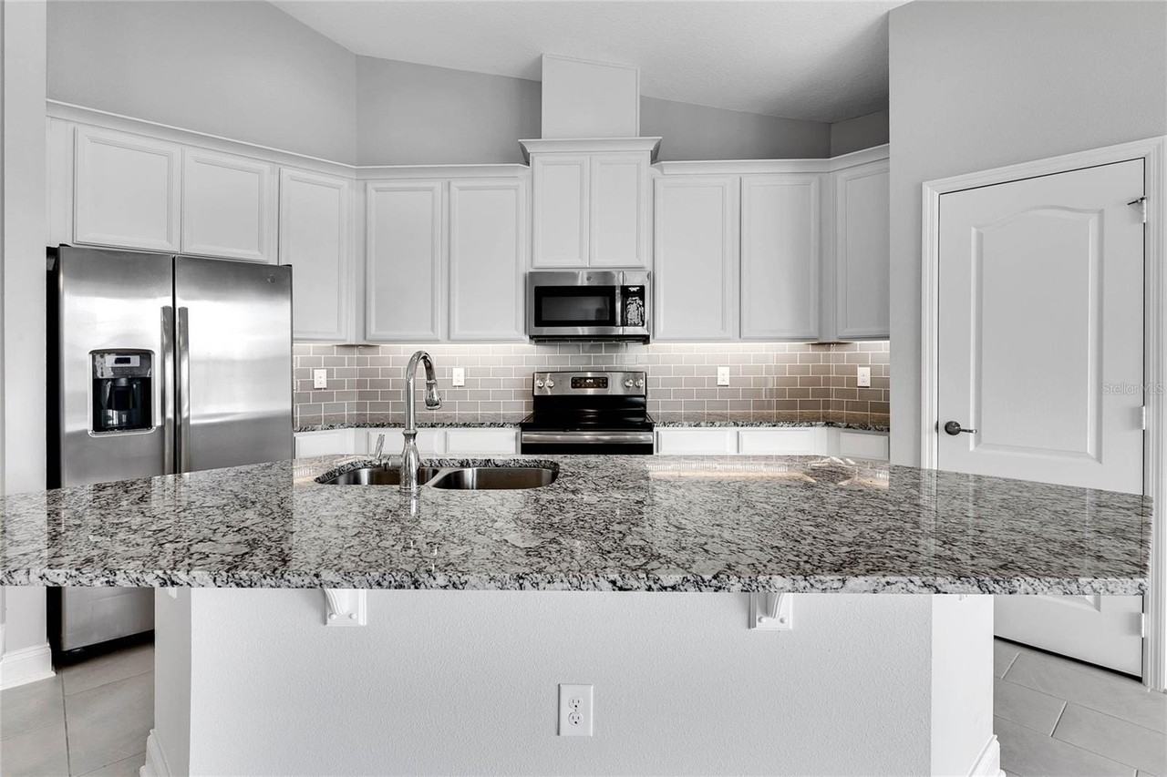 17014 Crestmont Blvd - Photo 3 of 25