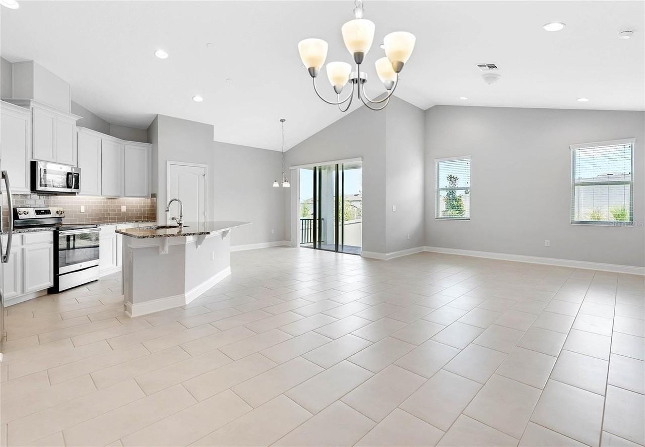 17014 Crestmont Blvd - Photo 4 of 25