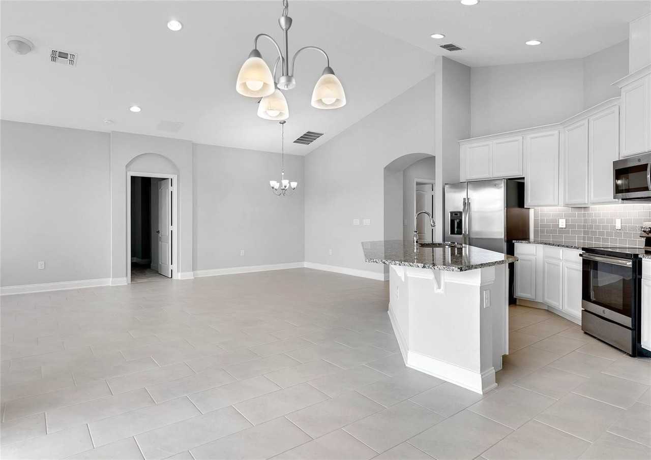 17014 Crestmont Blvd - Photo 5 of 25