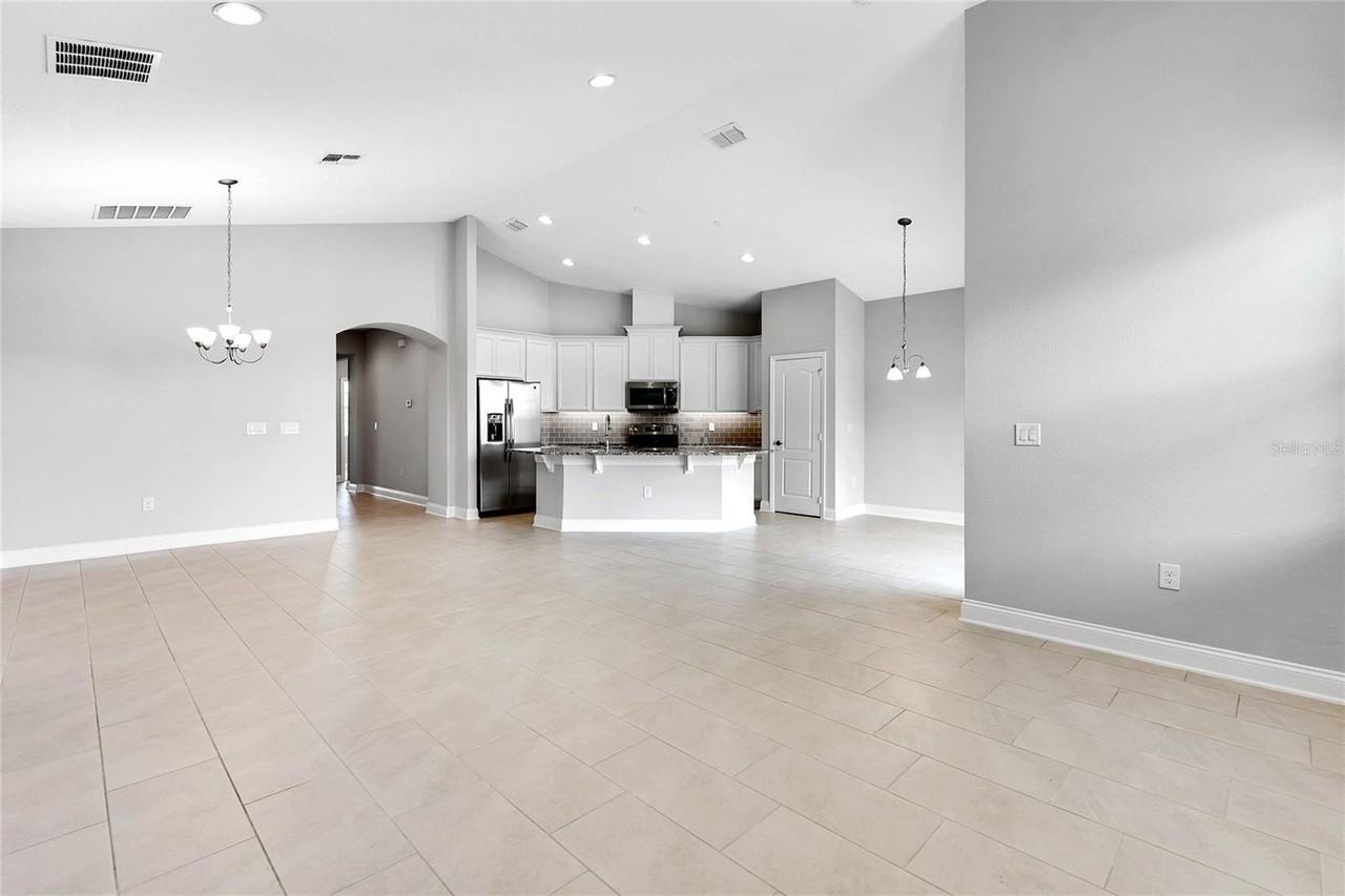 17014 Crestmont Blvd - Photo 6 of 25