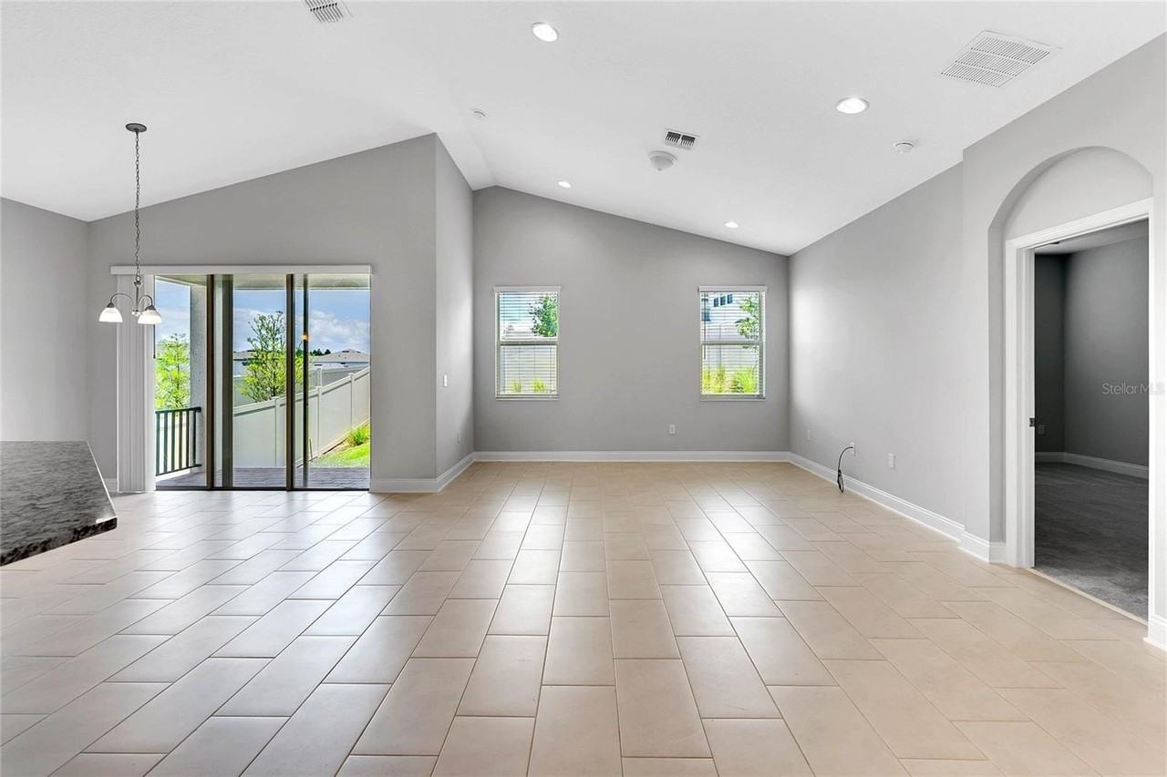 17014 Crestmont Blvd - Photo 7 of 25