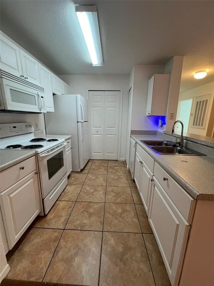 5471 Vineland Rd #7209 - Photo 6 of 37