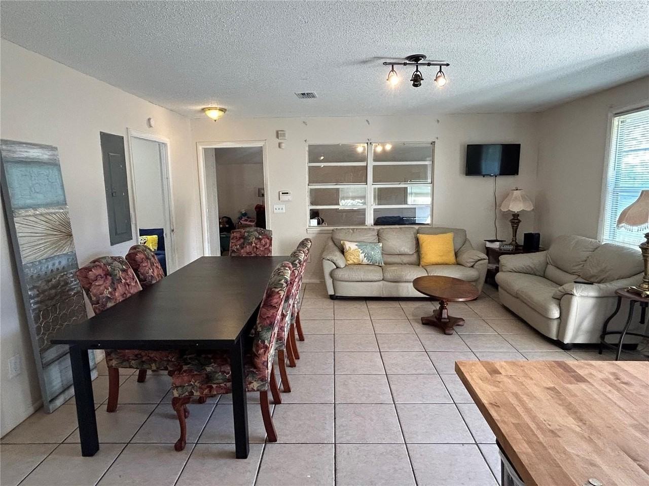 430 N Hastings St - Photo 4 of 9