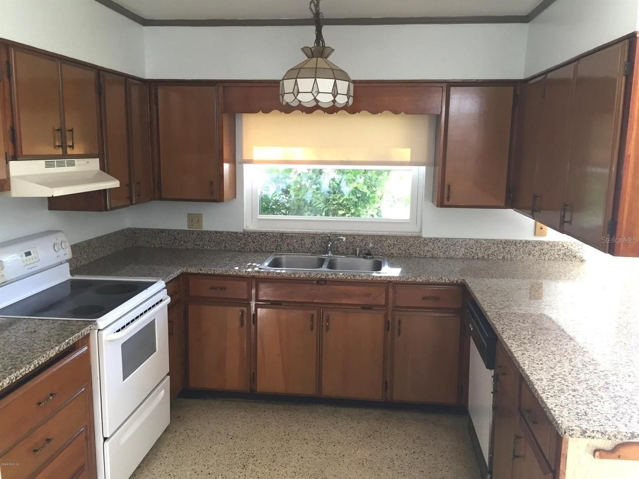 691 Se 19th St - Photo 2 of 10