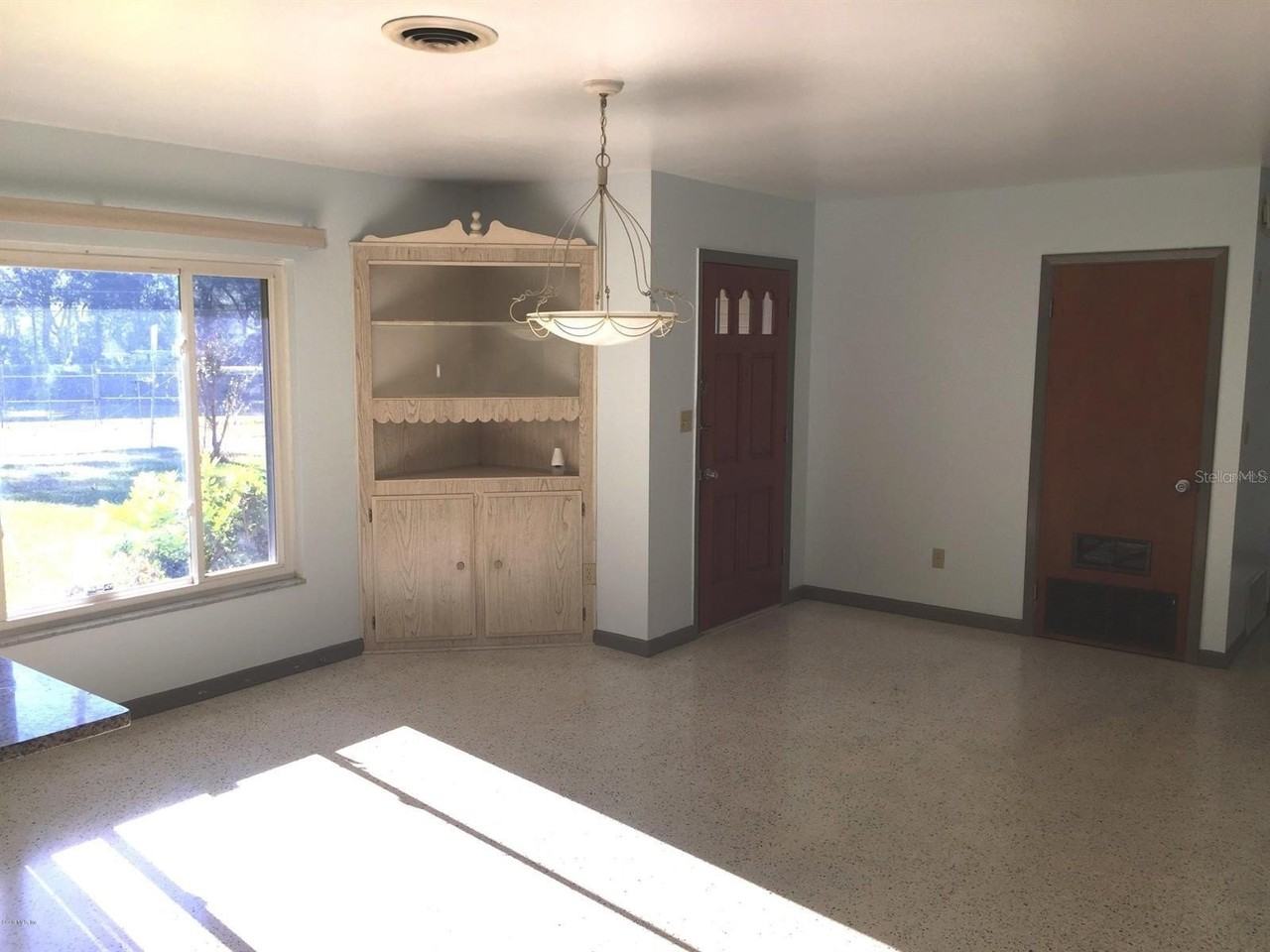 691 Se 19th St - Photo 3 of 10