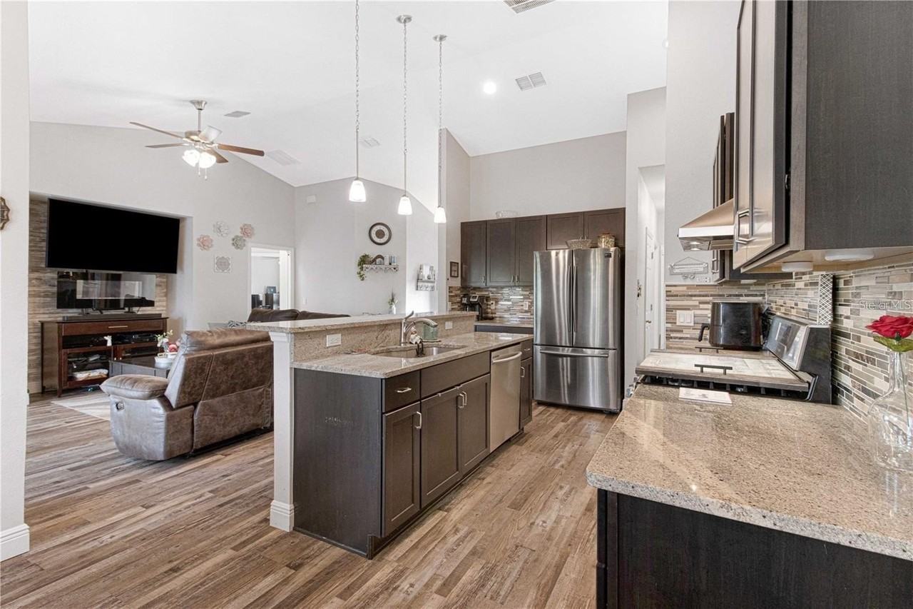 6715 Sw 64th Ave - Photo 4 of 8