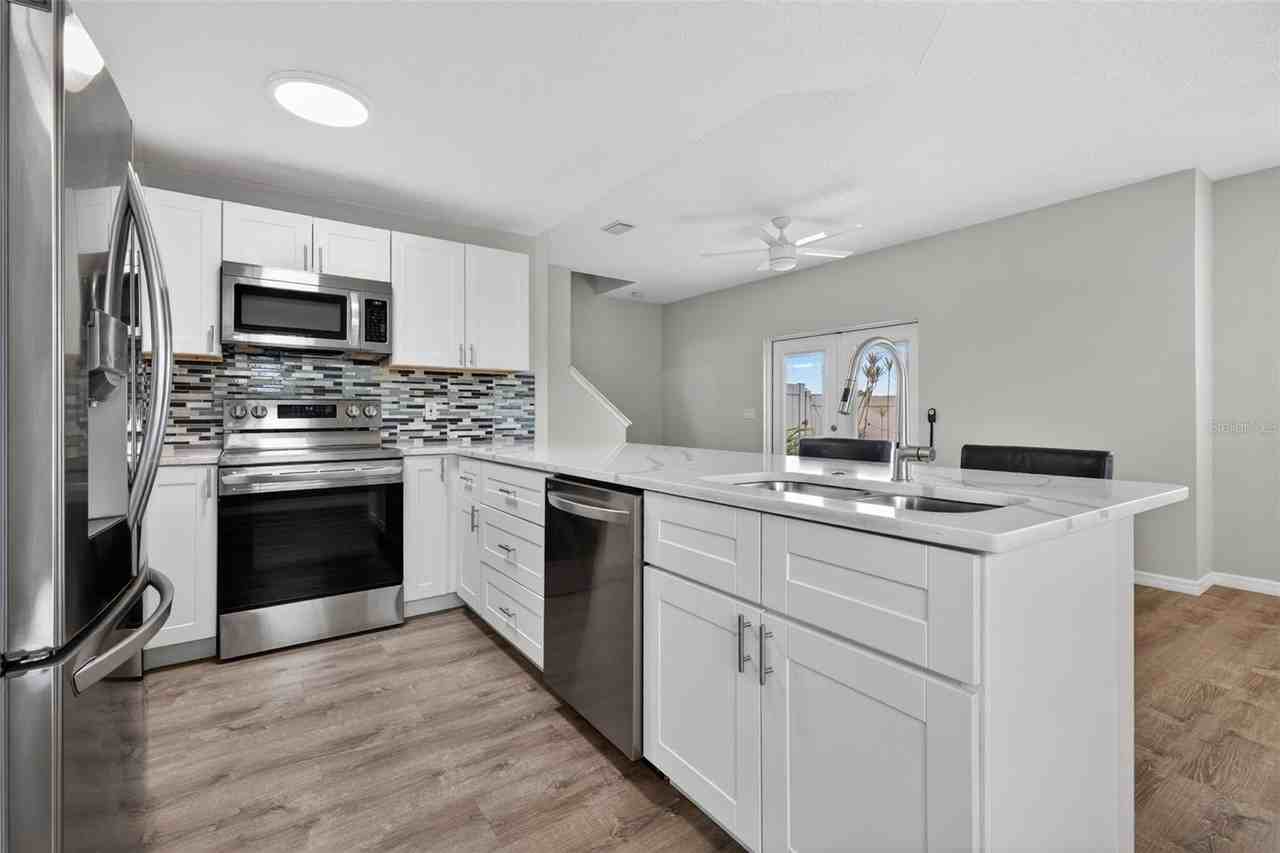 4362 Tyler Cir N - Photo 6 of 35