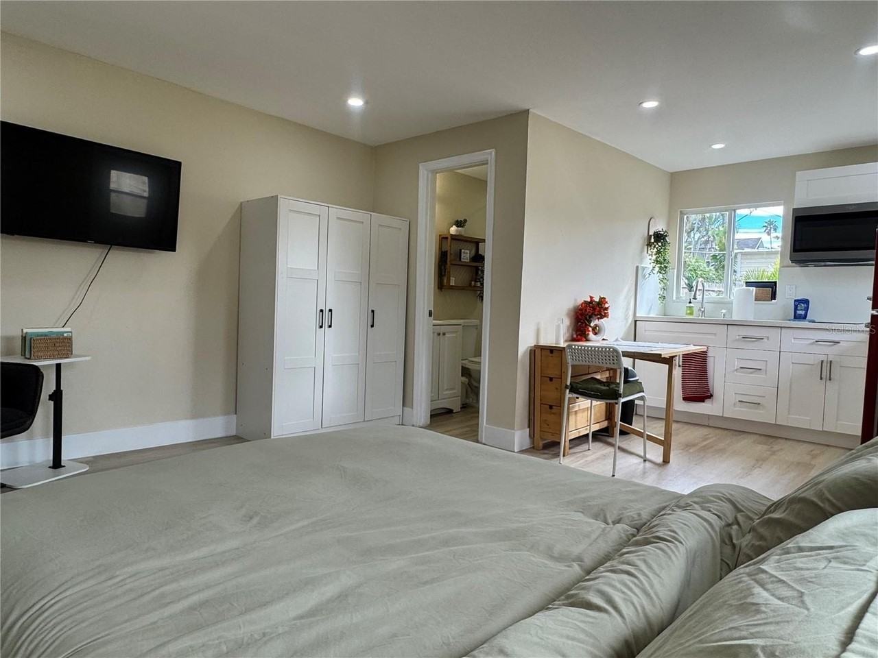 4135 Des Moines St Ne - Photo 2 of 9