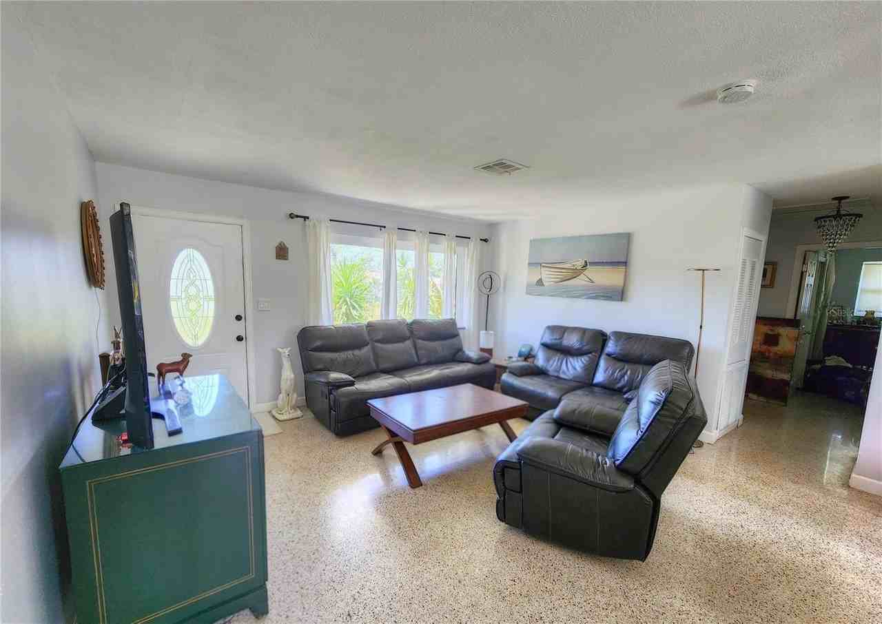 11645 Oxford St - Photo 3 of 21