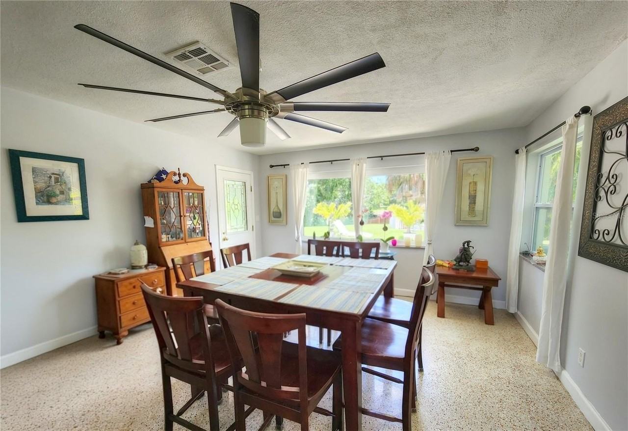 11645 Oxford St - Photo 5 of 21