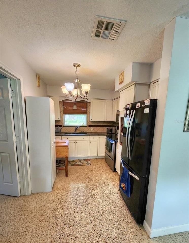 11645 Oxford St - Photo 6 of 21